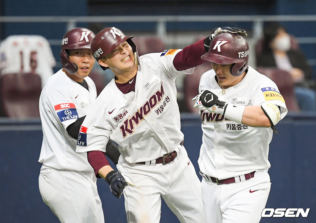 16일 오후 고척스카이돔에서 '2021 신한은행 SOL KBO리그' 키움 히어로즈와 한화 이글스의 경기가 진행됐다.7회말 1사 1,3루 키움 박동원이 3점 홈런을 날리고 송우현과 전병우의 축하를 받고 있다. 박동원은 5회 이어 7회 연타석 홈런./  soul1014@osen.co.kr