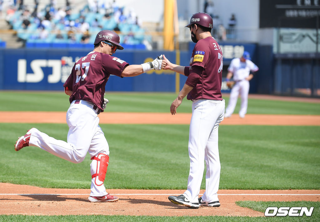 19일 대구삼성라이온즈파크에서 ‘2021 신한은행 SOL KBO리그’ 삼성 라이온즈와 키움 히어로즈가 진행됐다.2회초 2사 키움 박동원이 솔로홈런을 날리고 베이스를 돌고 있다. / soul1014@osen.co.kr