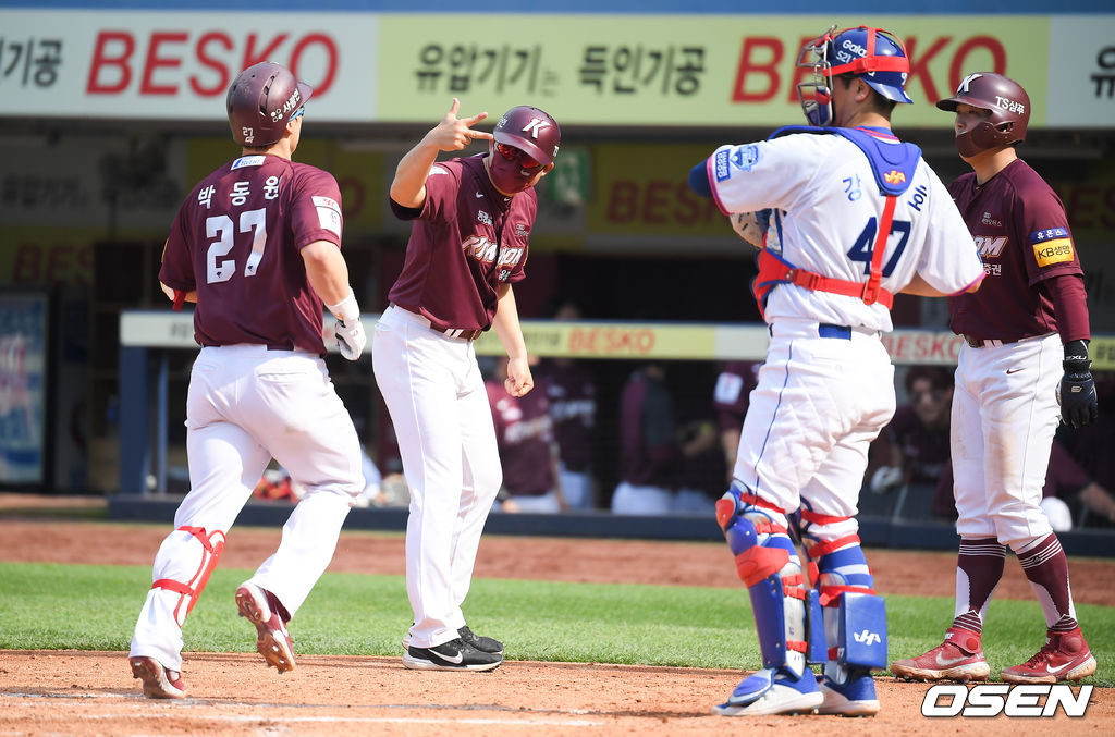 19일 대구삼성라이온즈파크에서 ‘2021 신한은행 SOL KBO리그’ 삼성 라이온즈와 키움 히어로즈가 진행됐다.6회초 2사 1루 키움 박동원이 3연타석 홈런을 날리고 오태근 1루 코치의 축하를 받고 있다. / soul1014@osen.co.kr