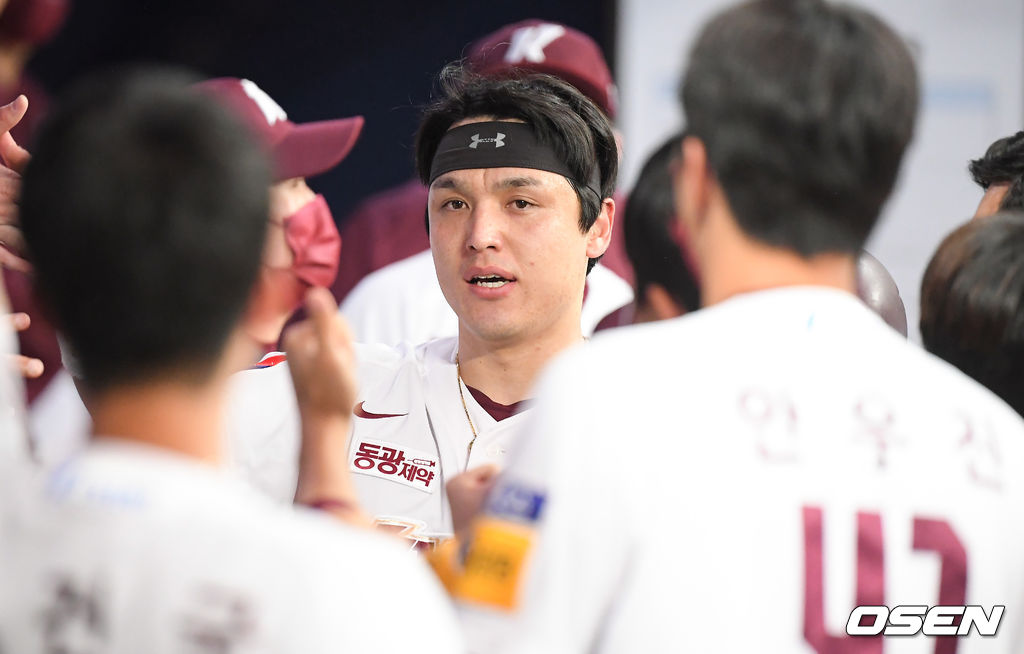 3회말 2사 2루 키움 김혜성의 선취 1타점 적시타때 홈을 밟은 2루 주자 박동원이 동료들의 축하를 받고 있다. / soul1014@osen.co.kr