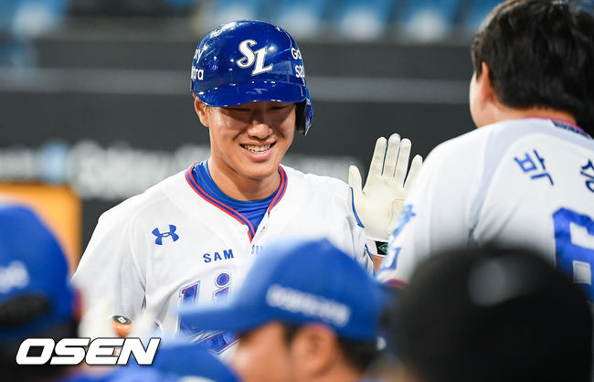 6회말 무사 1,3루 삼성 이성규가 3점 홈런을 날리고 동료들과 하이파이브를 하고 있다. / soul1014@osen.co.kr