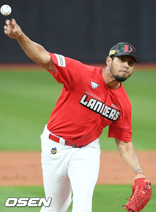 SSG 선발 폰트가 마운드 위에서 힘차게 공을 뿌리고 있다. / rumi@osen.co.kr