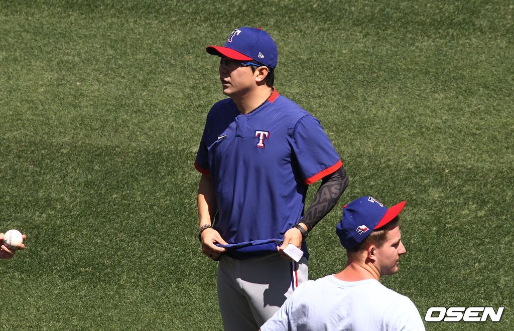[OSEN=애너하임, 이사부 통신원] 텍사스 레인저스의 양현종이 27일(한국시간) 에인절 스타디움에서 벌어진 LA 에인절스와의 경기에 앞서 회복 훈련을 위해 필드에 나와 동료들과 함께 기다리고 있다. /lsboo@osen.co.kr