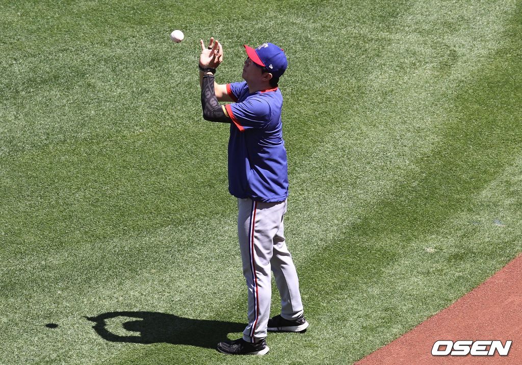 [OSEN=애너하임, 이사부 통신원] 텍사스 레인저스의 양현종이 27일(한국시간) 에인절 스타디움에서 벌어진 LA 에인절스와의 경기에 앞서 회복 훈련을 위해 필드에 나와 맨손으로 가볍게 공을 주고받고 있다. /lsboo@osen.co.kr