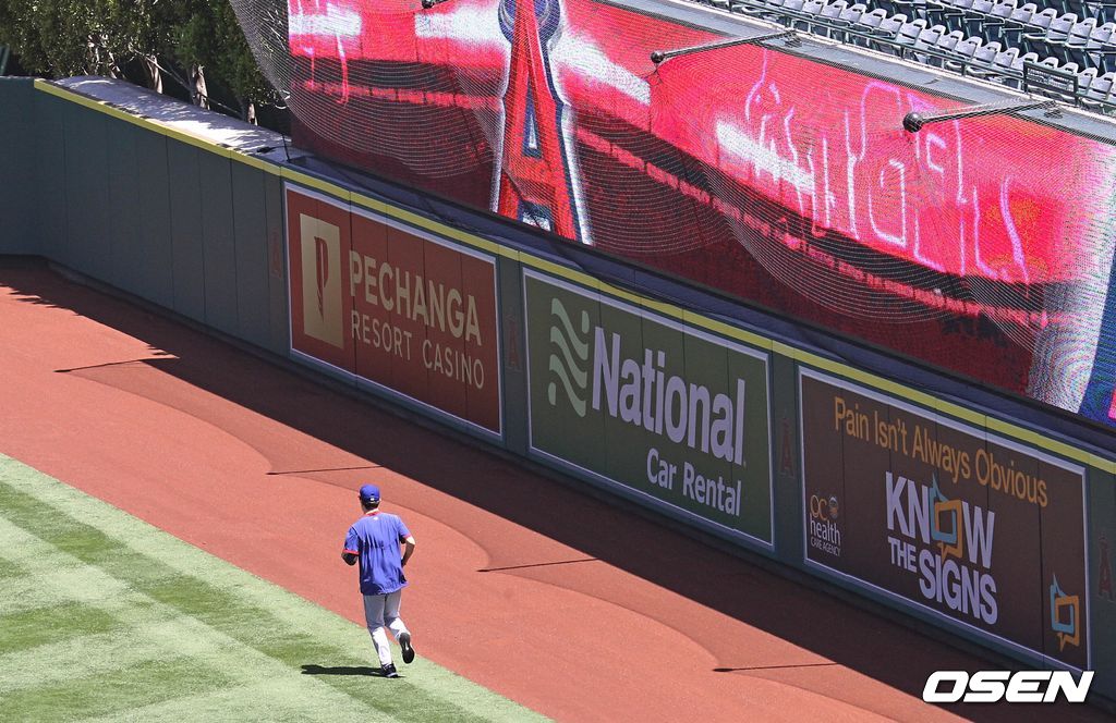 [OSEN=애너하임, 이사부 통신원] 텍사스 레인저스의 양현종이 27일(한국시간) 에인절 스타디움에서 벌어진 LA 에인절스와의 경기에 앞서 회복 훈련을 위해 필드에서 뛰고 있다. /lsboo@osen.co.kr
