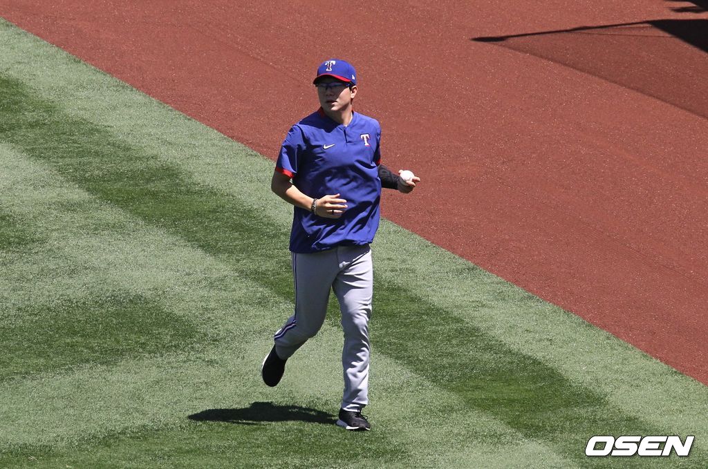 [OSEN=애너하임, 이사부 통신원] 텍사스 레인저스의 양현종이 27일(한국시간) 에인절 스타디움에서 벌어진 LA 에인절스와의 경기에 앞서 회복 훈련을 위해 외야에서 혼자 뛰고 있다. /lsboo@osen.co.kr