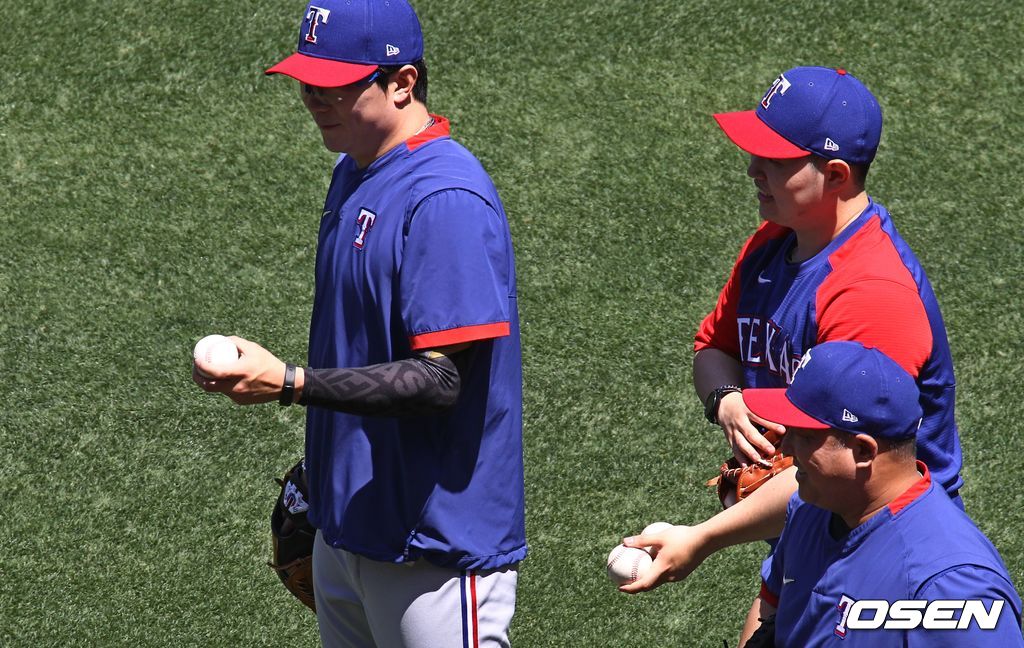 [OSEN=애너하임, 이사부 통신원] 텍사스 레인저스의 양현종이 27일(한국시간) 에인절 스타디움에서 벌어진 LA 에인절스와의 경기에 앞서 회복 훈련을 마친 뒤 그랜달 사가라 피칭 코치와 덕아웃으로 향하고 있다. /lsboo@osen.co.kr