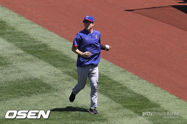 [OSEN=애너하임, 이사부 통신원] 텍사스 레인저스의 양현종인 27일(한국시간) 에인절 스타디움에서 벌어진 LA 에인절스와의 경기에 앞서 회복 훈련을 하고 있다.  /lsboo@osen.co.kr