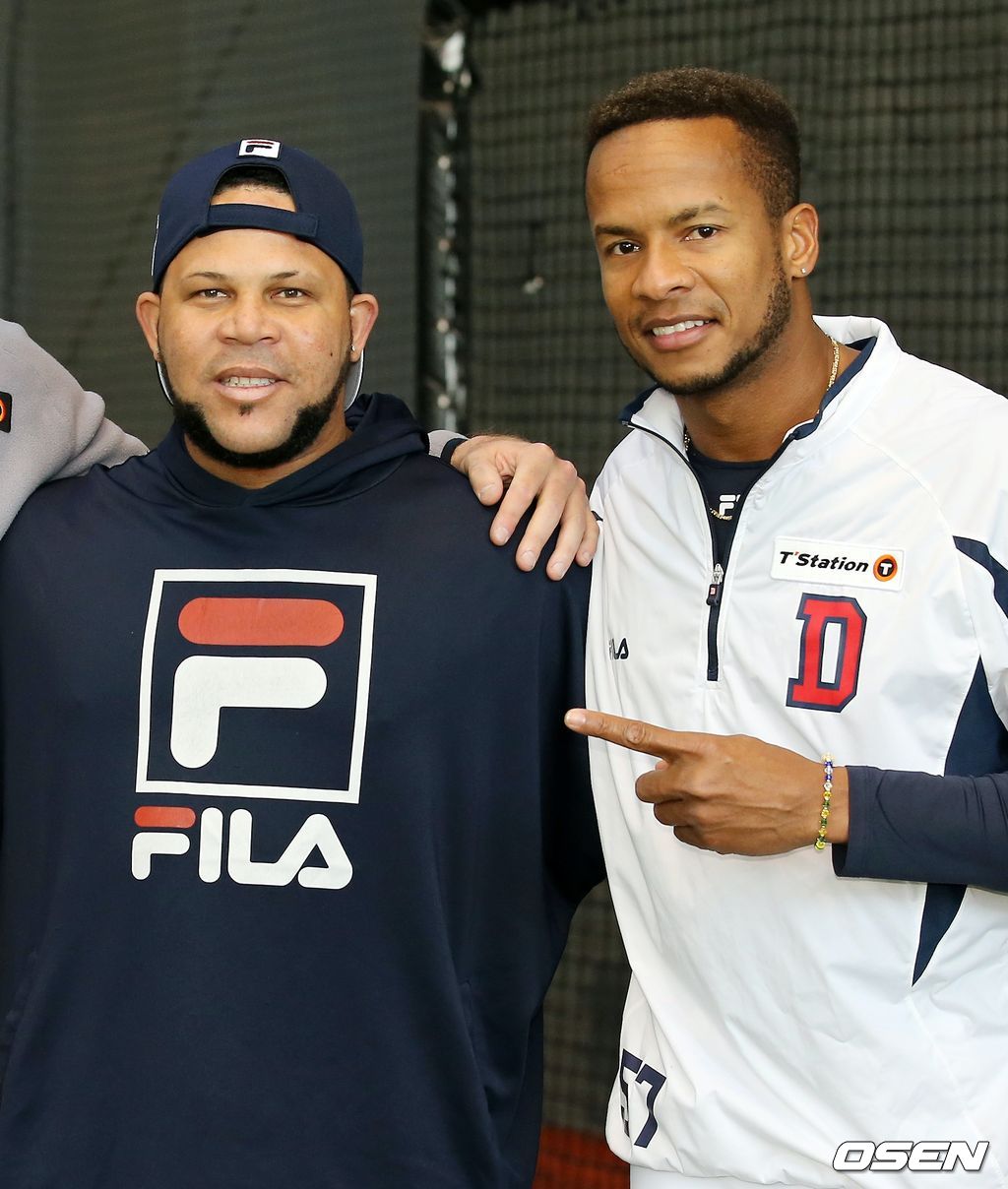 두산 새 외인 투수 미란다(오른쪽)가 자가격리를 마치고 훈련장에 합류한 페르난데스와 함께 포즈를 취하고 있다./rumi@osen.co.kr