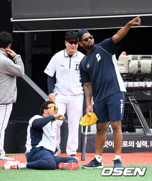 경기에 앞서 두산 페르난데스와 알칸타라가 이야기를 나누고 있다. /sunday@osen.co.kr