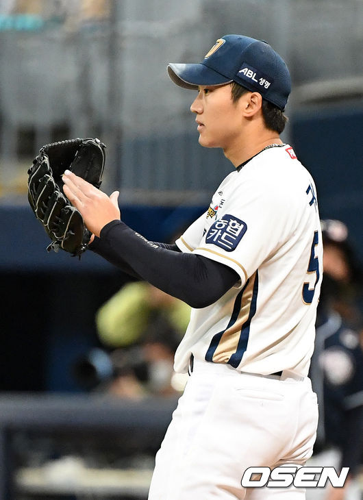 23일 오후 서울 고척스카이돔에서 '2020 신한은행 SOL KBO리그' 한국시리즈 5차전 NC 다이노스와 두산 베어스의 경기가 열렸다.1회초 무사 1루에서 NC 구창모가 두산 정수빈을 병살타로 처리하고 야수진에게 박수를 보내고 있다. /sunday@osen.co.kr