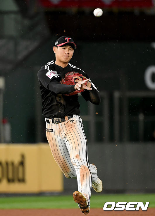 26일 오후 부산 사직야구장에서 '2021 신한은행 SOL KBO리그' 롯데 자이언츠와 LG 트윈스의 경기가 열렸다.8회말 2사 2, 3루 롯데 전준우의 내야땅볼 때 LG 유격수 이영빈이 1루로 러닝스로를 하고 있다./ksl0919@osen.co.kr