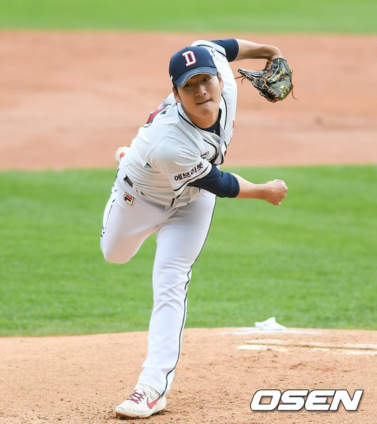 1일 오후 서울 잠실구장에서 2021 신한은행 SOL KBO리그 두산 베어스와 SSG 랜더스의 경기가 진행됐다. 1회초 두산 선발투수 곽빈이 역투하고 있다.  / soul1014@osen.co.kr