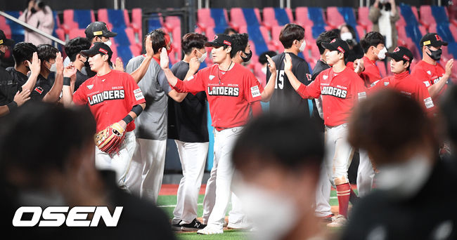 경기를 마치고 SSG 선수들이 승리의 기쁨을 나누고 있다. / rumi@osen.co.kr