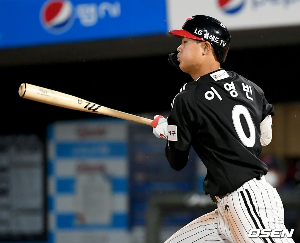 4회초 1사 LG 이영빈이 2루타를 날리고 있다. /ksl0919@osen.co.kr