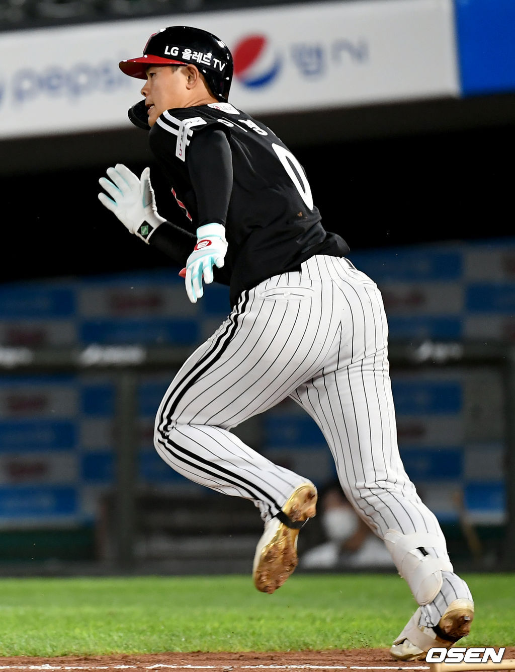 4회초 1사 LG 이영빈이 2루타를 날리고 있다. /ksl0919@osen.co.kr