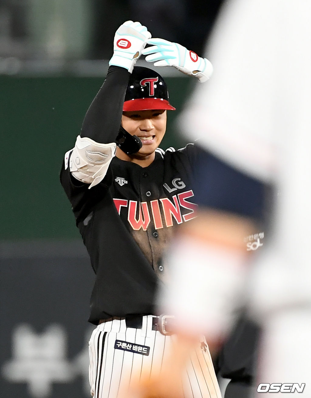 4회초 1사 LG 이영빈이 2루타를 날린 뒤 세레모니를 하고 있다. /ksl0919@osen.co.kr