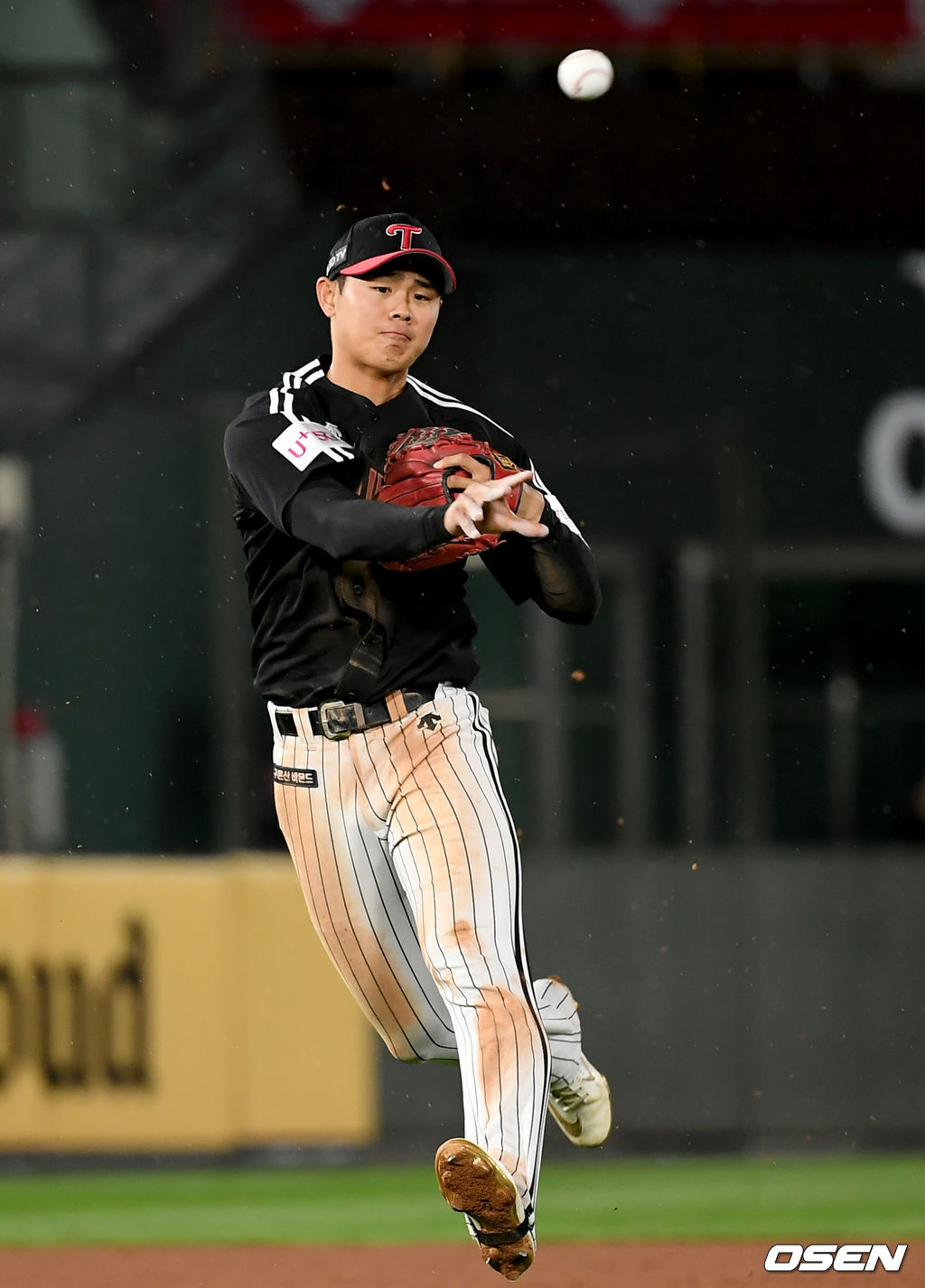 8회말 2사 2, 3루 롯데 전준우의 내야땅볼 때 LG 유격수 이영빈이 1루로 러닝스로를 하고 있다. /ksl0919@osen.co.kr