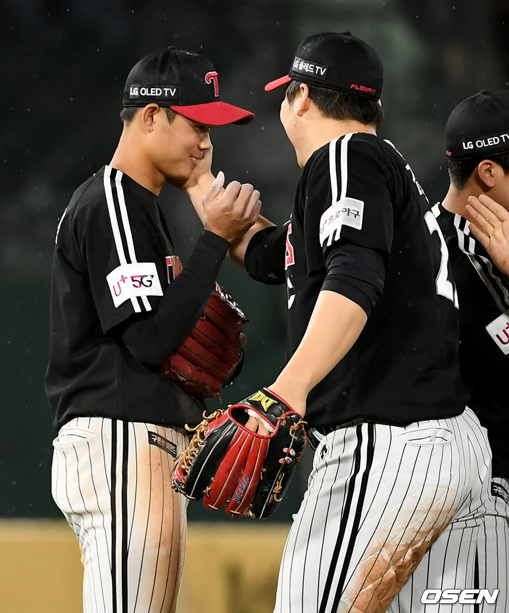 승리가 확정된 순간 LG 이영빈, 김현수가 기쁨을 나누고 있다. /ksl0919@osen.co.kr
