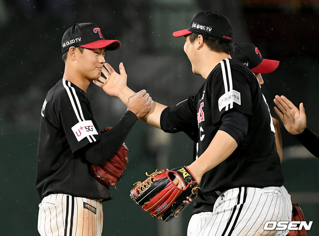 승리가 확정된 순간 LG 이영빈, 김현수가 기쁨을 나누고 있다. /ksl0919@osen.co.kr