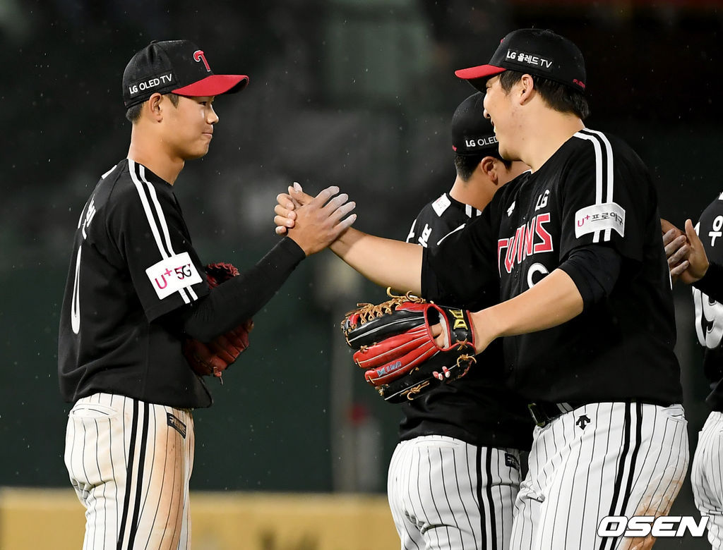 승리가 확정된 순간 LG 이영빈, 김현수가 기쁨을 나누고 있다. /ksl0919@osen.co.kr