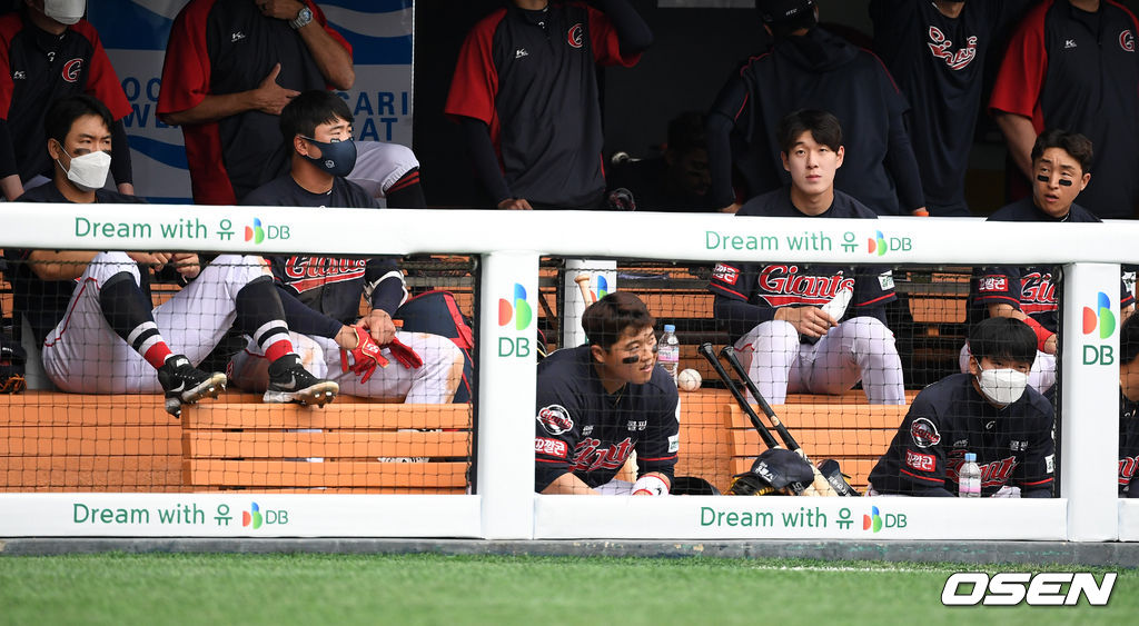 5월 23일 두산전, 9회초 롯데 선수들이 경기를 지켜보고 있다. /jpnews@osen.co.kr