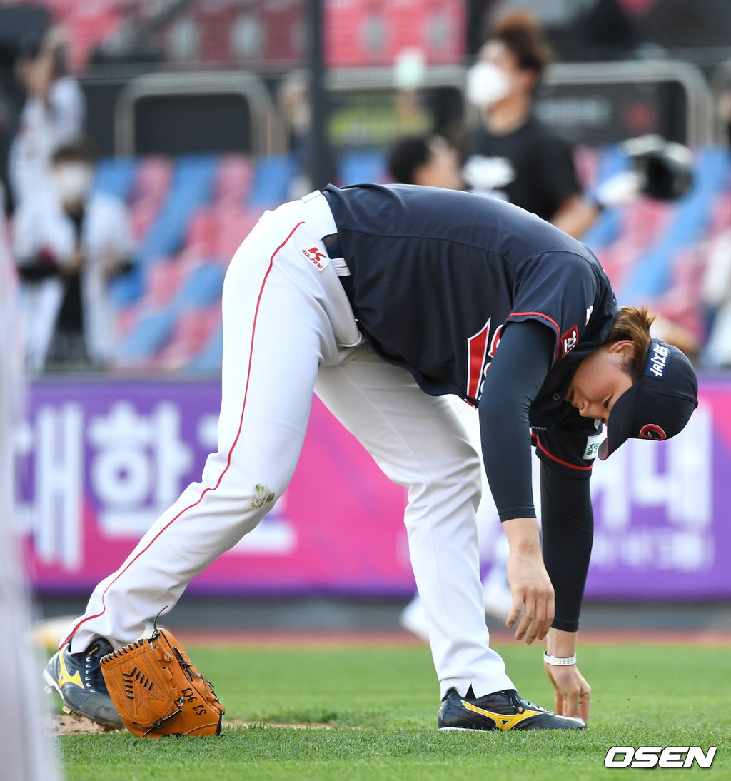 4월 25일 KT전, 9회말 2사 만루 상황 KT 김병희에게 끝내기 안타를 내준 롯데 마무리 투수 김원중이 글러브를 내던진 뒤 아쉬워하고 있다. / dreamer@osen.co.kr