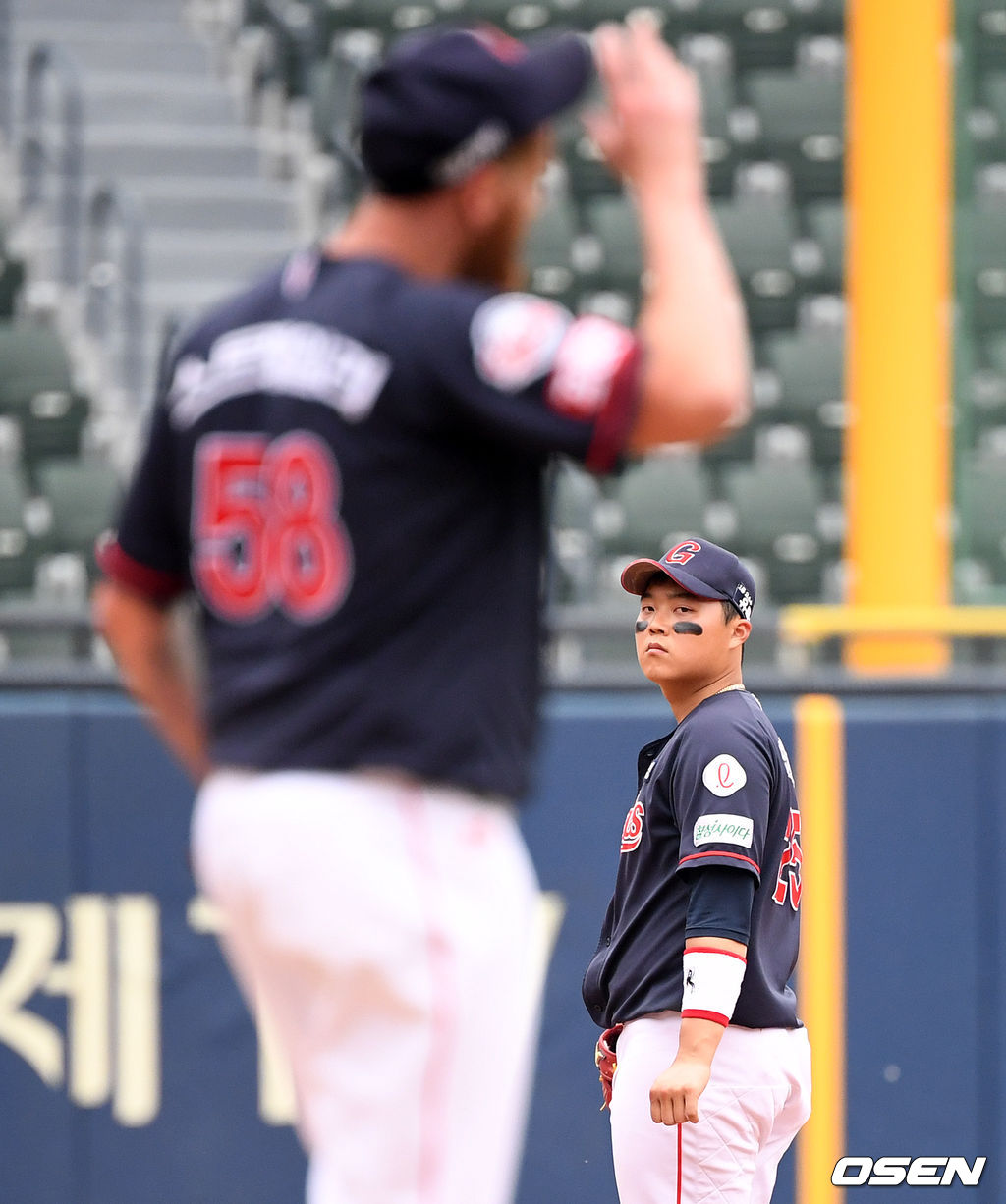 5월 23일 두산전, 롯데 한동희가 실책으로 선제점을 허용하며 아쉬워하고 있다. /jpnews@osen.co.kr