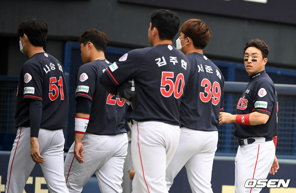 5월 23일 두산전을 마치고 롯데 선수들이 패배를 아쉬워하고 있다. /jpnews@osen.co.kr