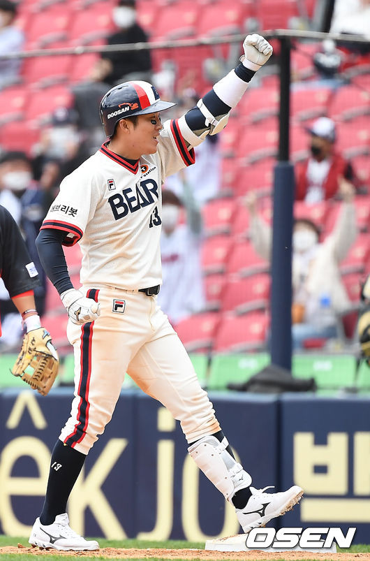 4일 오후 서울 잠실야구장에서 ‘2021 신한은행 SOL KBO 리그’ 두산 베어스와 KIA 타이거즈의 경기가 열렸다.8회말 1사 2루 두산 허경민이 동점 적시타를 때린 뒤 기뻐하고 있다. /youngrae@osen.co.kr