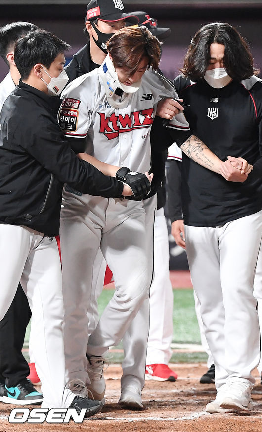 26일 오후 경기도 수원시 수원 kt위즈파크에서 ‘2021 신한은행 SOL KBO 리그’ KT 위즈와 SSG 랜더스의 경기가 열렸다.7회말 1사 주자 1루 KT 김민혁이 타석에서 SSG 김태훈이 던진 볼에 헤드샷을 당한 후 엠블런스로 이동하고 있다. / rumi@osen.co.kr