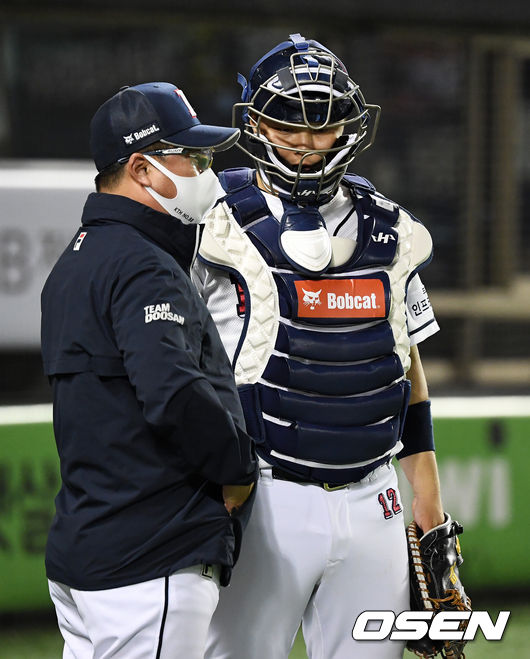 7회초 1사 1,2루에서 두산 김태형 감독이 최용제를 불러 이야기를 나누고 있다. /jpnews@osen.co.kr