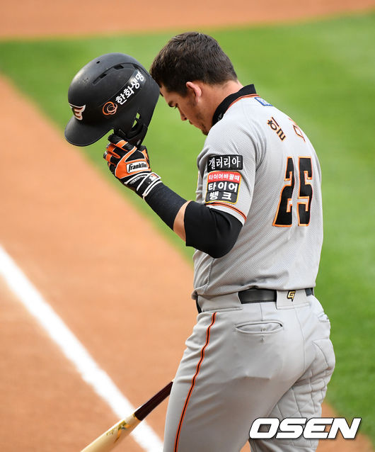 1회초 2사 1,3루에서 한화 힐리가 삼진으로 물러나며 아쉬워하고 있다. /jpnews@osen.co.kr