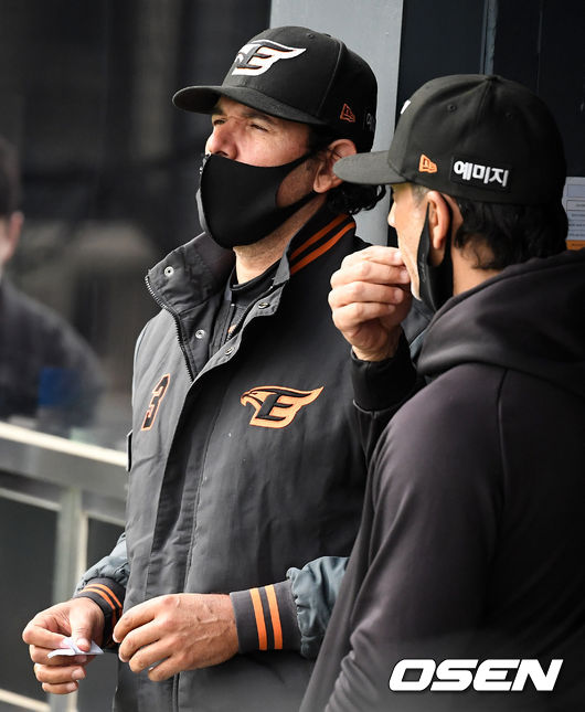 한화 수베로 감독이 경기를 지켜보고 있다.  /jpnews@osen.co.kr