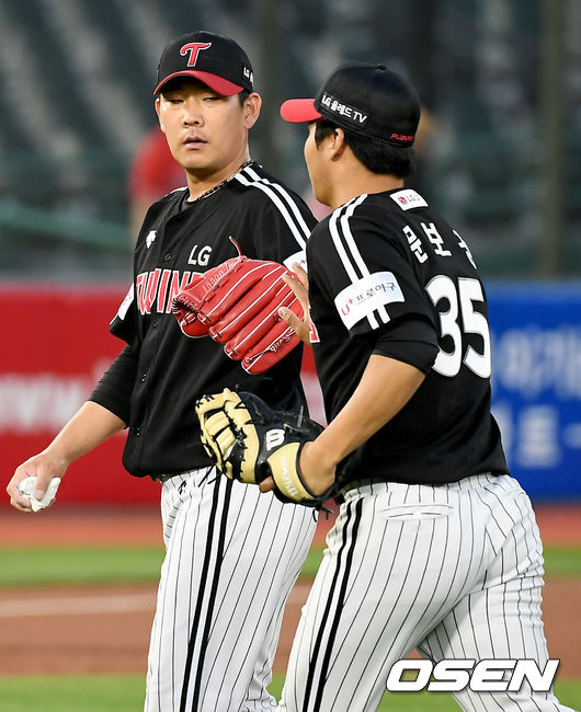 27일 오후 부산 사직야구장에서 '2021 신한은행 SOL KBO리그' 롯데 자이언츠와 LG 트윈스의 경기가 열렸다.2회말 2사 2, 3루 LG 투수 정찬헌이 롯데 추재현의 타구를 라인드라이브로 처리한 LG 1루수 문보경과 하이파이브를 하고 있다 . 21.05.27 /ksl0919@osen.co.kr