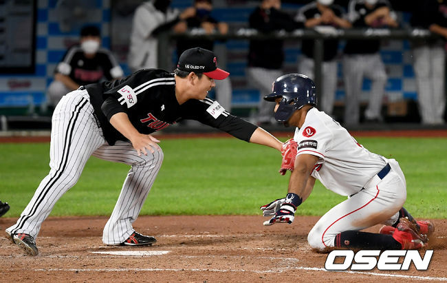 27일 오후 부산 사직야구장에서 '2021 신한은행 SOL KBO리그' 롯데 자이언츠와 LG 트윈스의 경기가 열렸다.4회말 2사 2루 롯데 지시완의 타석 때 2루 주자 마차도가 LG 정찬헌의 폭투를 틈타 홈으로 내달렸으나 홈에서 투수 정찬헌에게 태그아웃 되고 있다.   21.05.27 /ksl0919@osen.co.kr