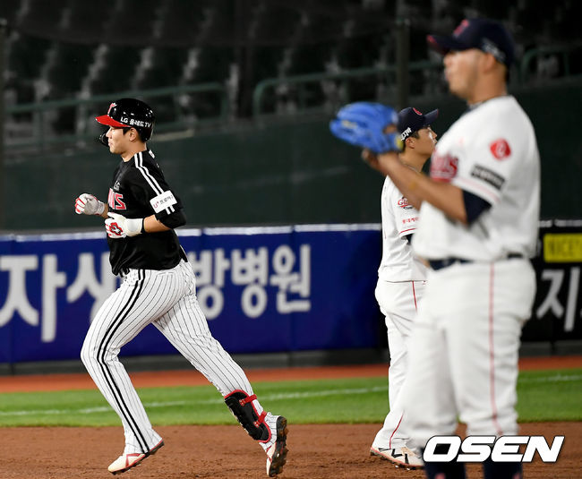 27일 오후 부산 사직야구장에서 '2021 신한은행 SOL KBO리그' 롯데 자이언츠와 LG 트윈스의 경기가 열렸다.5회초 무사 LG 홍창기가 솔로 홈런을 날린 뒤 그라운드를 돌고 있다. 21.05.27 /ksl0919@osen.co.kr