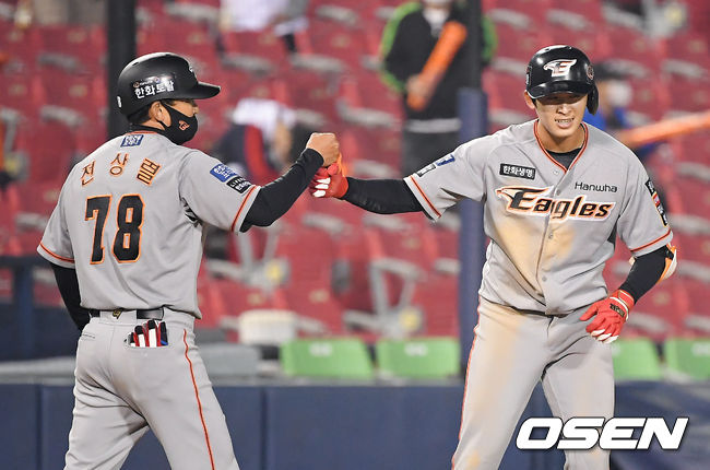 27일 오후 서울 잠실구장에서 2021 신한은행 SOL KBO리그 두산 베어스와 한화 이글스의 경기가 진행됐다.9회초 1사 2루 한화 조한민이 1타점 적시 3루타를 날리고 전상렬 3루 코치와 하이파이브를 하고 있다. 21.05.27 / soul1014@osen.co.kr