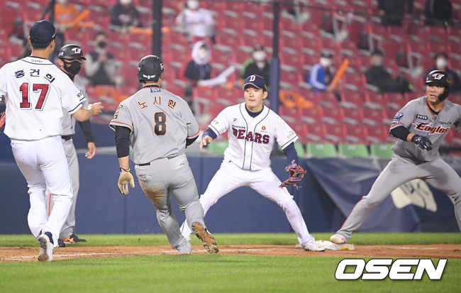 8회초 1사 1,3루 한화 김민하의 번트 실패때 3루 주자 협살 걸린 노시환과 3루 밟고 2루도 돌아가는 대주자 유장혁. 21.05.27 / soul1014@osen.co.kr
