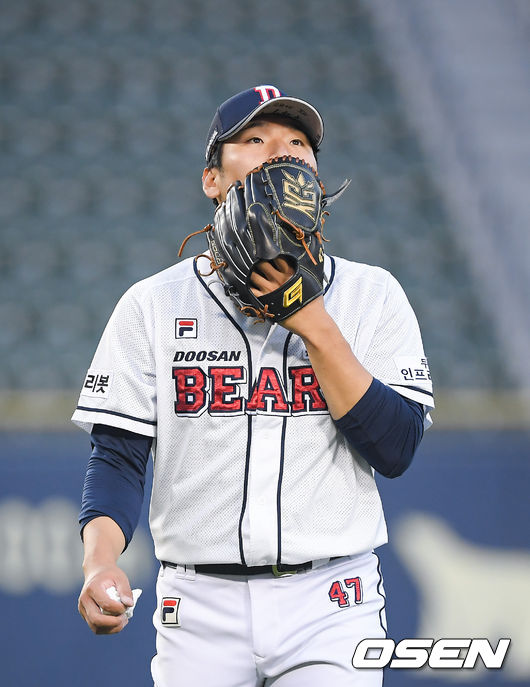 3회초 이닝종료 후 두산 곽빈 선발투수가 관중석을 바라보며 더그아웃으로 들어가고 있다. 21.05.27 / soul1014@osen.co.kr