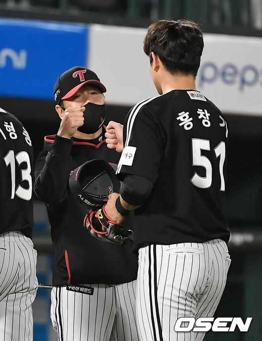 LG가 롯데를 꺾고 2연승에 성공했다. 롯데는 4연패에 빠졌다. LG는 27일 부산 사직구장에서 열린 2021 KBO리그 롯데와의 경기에서 8-1로 승리했다. 선발 정찬헌은 6이닝 3피안타 2볼넷 2탈삼진 1실점으로 시즌 4승째를 기록했다. 톱타자 홍창기는 결승 홈런을 비롯해 3타수 3안타 2볼넷으로 100% 출루에 성공했다.  승리가 확정된 순간 LG 류지현 감독과 홍창기가 하이파이브를 하고 있다. 21.05.27 /ksl0919@osen.co.kr