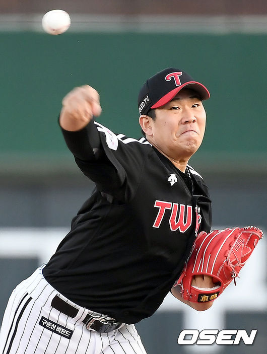 27일 오후 부산 사직야구장에서 '2021 신한은행 SOL KBO리그' 롯데 자이언츠와 LG 트윈스의 경기가 열렸다.1회말 LG 선발 정찬헌이 마운드에 올라 힘차게 공을 뿌리고 있다. 21.05.27 /ksl0919@osen.co.kr