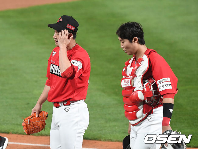 KT는 27일 수원KT위즈파크에서 열린 ‘2021 신한은행 SOL KBO리그’ SSG와 시즌 5차전에서 연장 10회 승부 끝에 6-5 승리를 거뒀다. 전날(26일) 연장 12회 접전 끝에 5-9로 패한 KT는 2연패 탈출 성공. 7연승을 노리던 SSG의 기세를 꺾었다.끝내기 안타를 허용한 SSG 김상수가 이흥련과 이야기를 나누고 있다. 2021.05.27 /youngrae@osen.co.kr