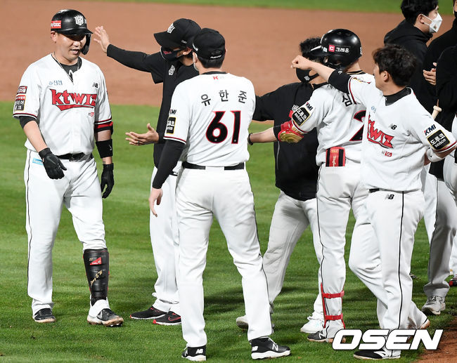 KT는 27일 수원KT위즈파크에서 열린 ‘2021 신한은행 SOL KBO리그’ SSG와 시즌 5차전에서 연장 10회 승부 끝에 6-5 승리를 거뒀다. 전날(26일) 연장 12회 접전 끝에 5-9로 패한 KT는 2연패 탈출 성공. 7연승을 노리던 SSG의 기세를 꺾었다.연장 10회말 1사 1,2루 끝내기 안타를 때린 KT 장성우가 동료들에게 축하를 받고 있다. 2021.05.27 /youngrae@osen.co.kr