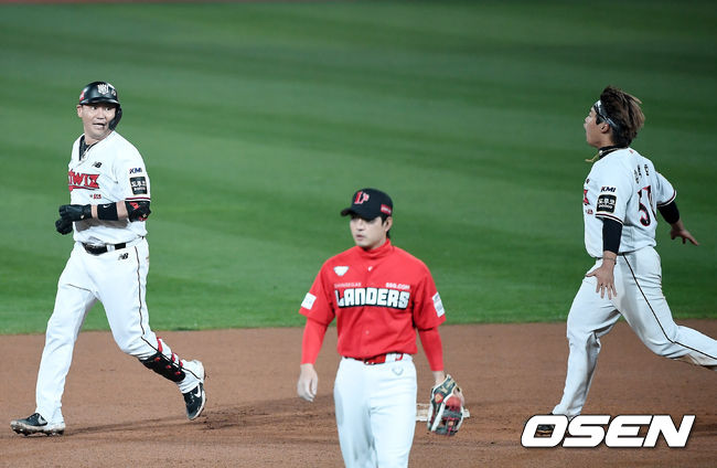 KT 위즈가 SSG 랜더스의 질주를 막았다. KT는 27일 수원KT위즈파크에서 열린 ‘2021 신한은행 SOL KBO리그’ SSG와 시즌 5차전에서 연장 10회 승부 끝에 6-5 승리를 거뒀다. 전날(26일) 연장 12회 접전 끝에 5-9로 패한 KT는 2연패 탈출 성공. 7연승을 노리던 SSG의 기세를 꺾었다.연장 10회말 1사 1,2루 끝내기 안타를 때린 KT 장성우가 동료들에게 축하를 받고 있다. 2021.05.27 /youngrae@osen.co.kr