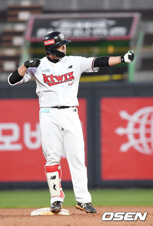 27일 오후 수원 KT위즈파크에서 '2021 신한은행 SOL KBO리그' KT 위즈와 SSG 랜더스의 경기가 열렸다.4회말 무사 KT 강백호가 2루타를 때린 뒤 세레머니를 하고 있다. 2021.05.27 /youngrae@osen.co.kr