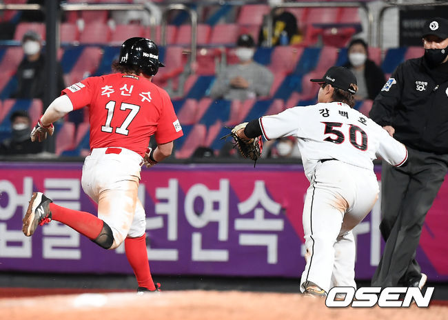 27일 오후 수원 KT위즈파크에서 '2021 신한은행 SOL KBO리그' KT 위즈와 SSG 랜더스의 경기가 열렸다.9회초 1사 1루 SSG 추신수가 런다운에 걸려 아웃당하고 있다. 2021.05.27 /youngrae@osen.co.kr