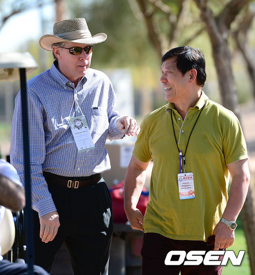 LA 다저스 레전드 투수 오렐 허샤이저와 이야기하는 허구연 해설위원(오른쪽) /sunday@osen.co.kr