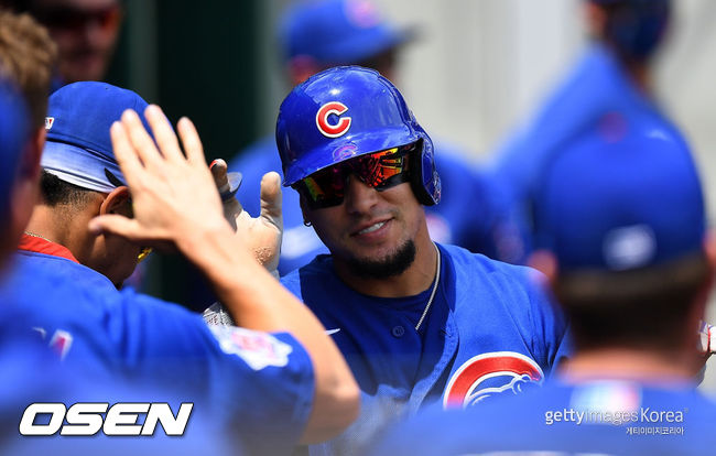 [사진] 시카고 컵스의 하비에르 바에스가 27일(한국시간) PNC 파크에서 벌어진 피츠버그와의 경기 3회서 득점을 올린 뒤 덕아웃에서 동료들의 축하를 받고 있다. ⓒGettyimages(무단전재 및 재배포 금지)