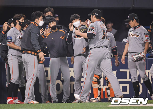 27일 오후 서울 잠실구장에서 2021 신한은행 SOL KBO리그 두산 베어스와 한화 이글스의 경기가 진행됐다.7회말 동점, 역전 위기를 막은 한화 선발투수 김민우가 동료들의 축하를 받으며 더그아웃으로 들어가고 있다. 21.05.27 / soul1014@osen.co.kr